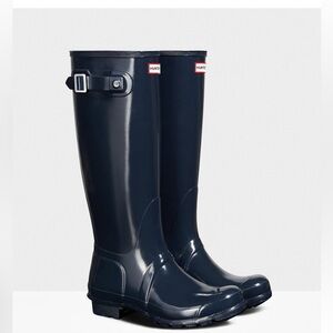 Hunter tall rain boots in navy blue